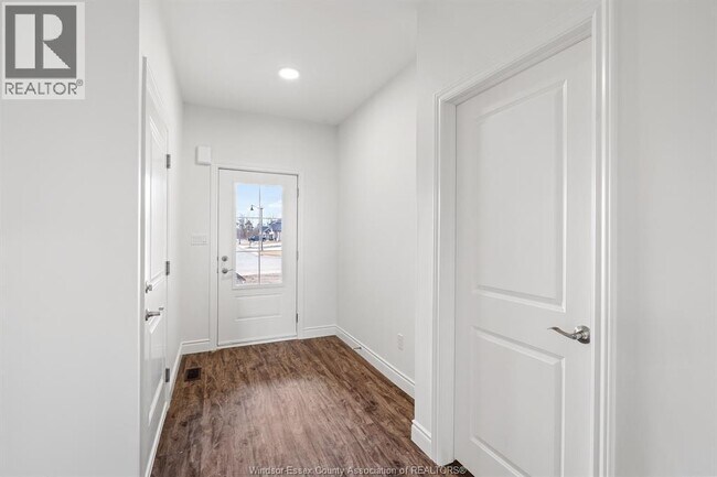 Photo du bâtiment - 166 McLellan Ave