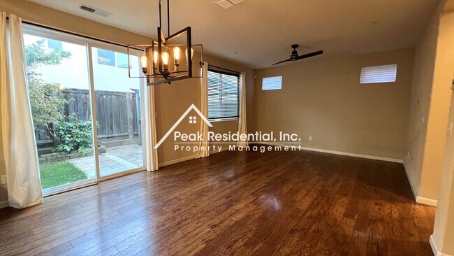 Foto del edificio - Updated Fair Oaks 3bd/2.5ba Home with 2 Ca...