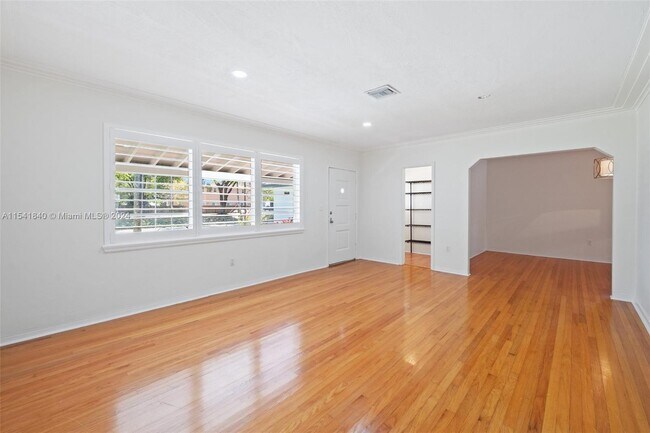 Building Photo - 250 Esplanade Dr