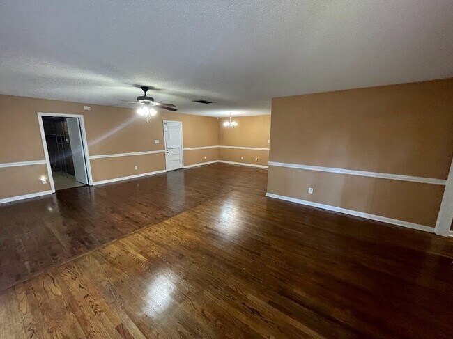 Building Photo - 2211 Barnesdale Wy