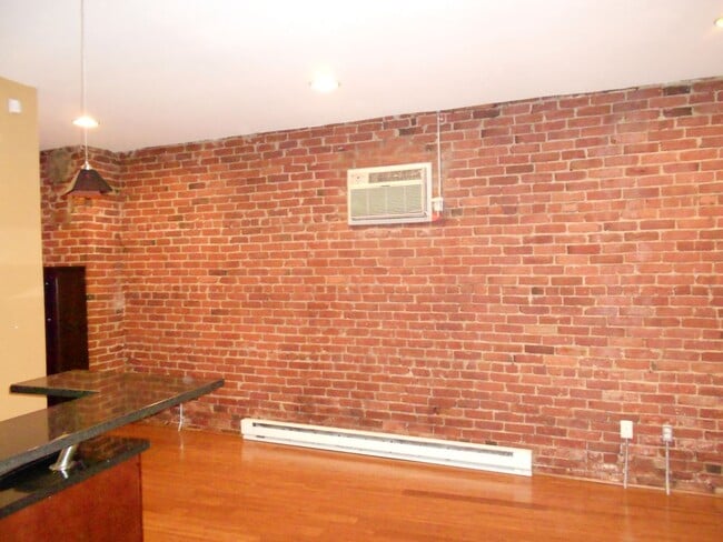 Building Photo - 98 Knight St