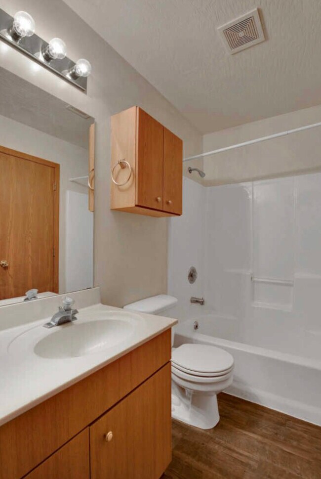 Building Photo - 670 W Meadowridge Dr