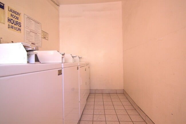 Building Photo - Hidden Gem in Royal Tampa | Prime Victory & Tampa Location | 2BR with Private Condo