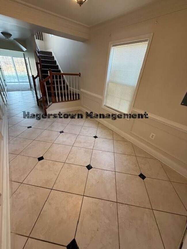Building Photo - Halfway Townhouse - close to shopping and dining