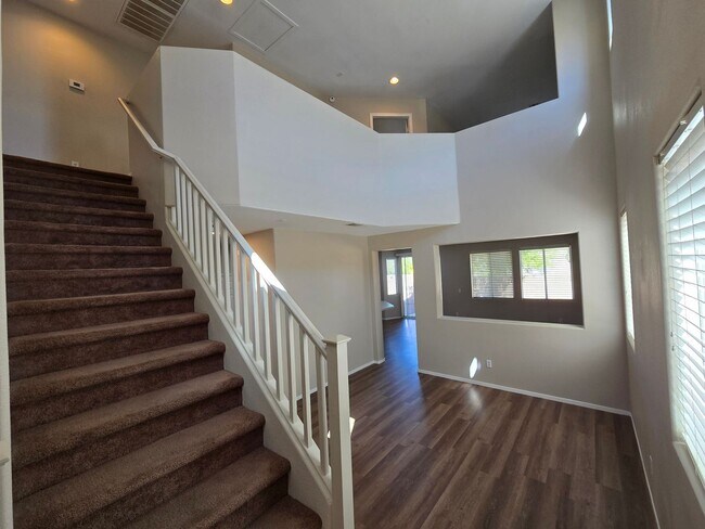 Foto del edificio - Terrific 3 bed + Loft 2 Car Need Space? Th...