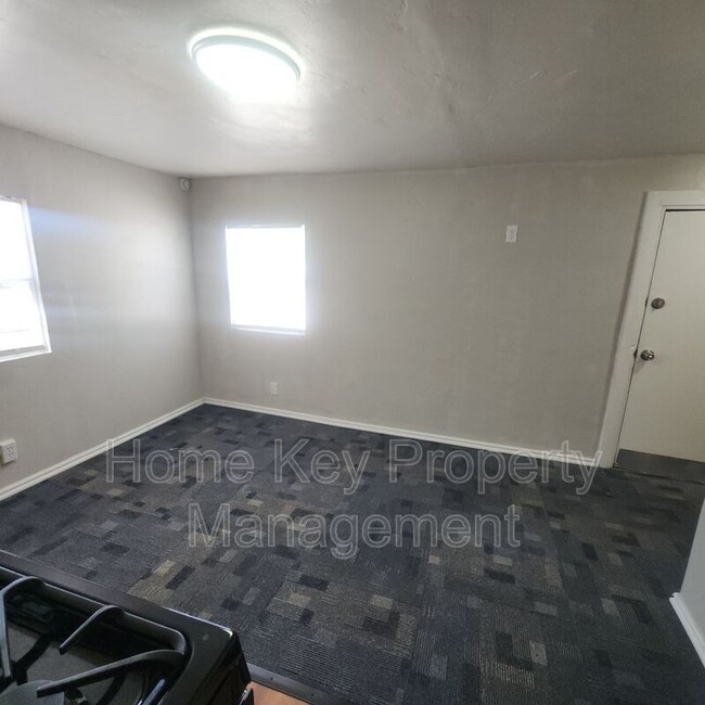 Building Photo - 677 W 100 N