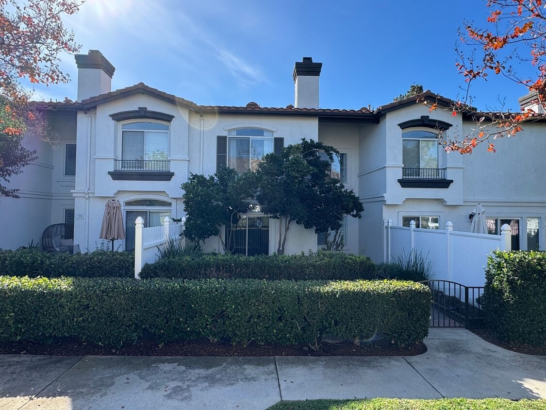 Primary Photo - Beautiful 2Bd/2.5Ba Townhome in Rancho Santa Margarita w/2 Car Garage!