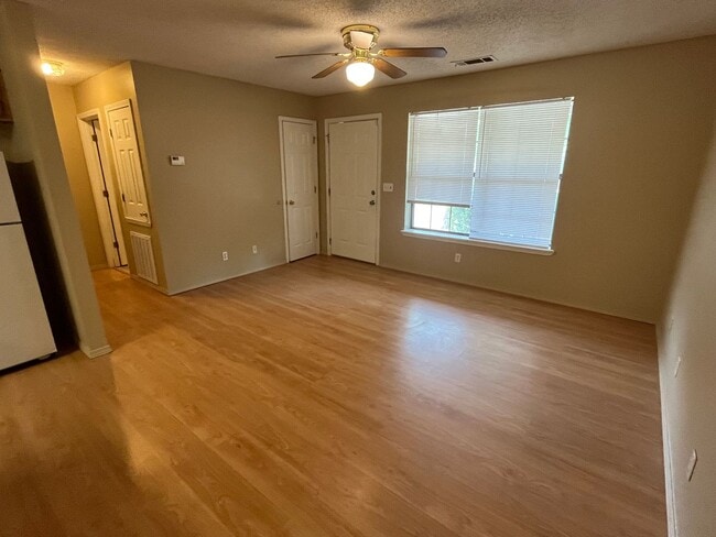 Building Photo - 406 Shadow Dr