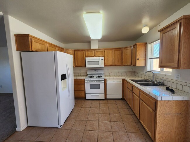Building Photo - Great 3 Bedroom/2 Bath Fully Furnished!