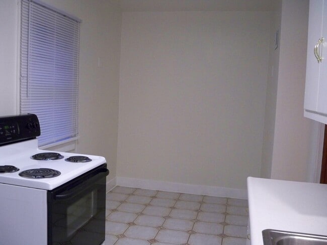 Building Photo - 331 W Cedar St