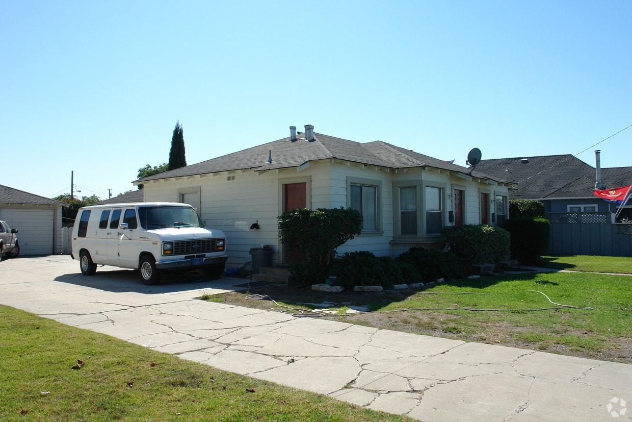 Building Photo - 713 Iverson St