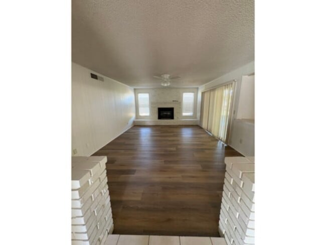 Building Photo - Nice mature landscaping. Warm ,inviting ,quiet home