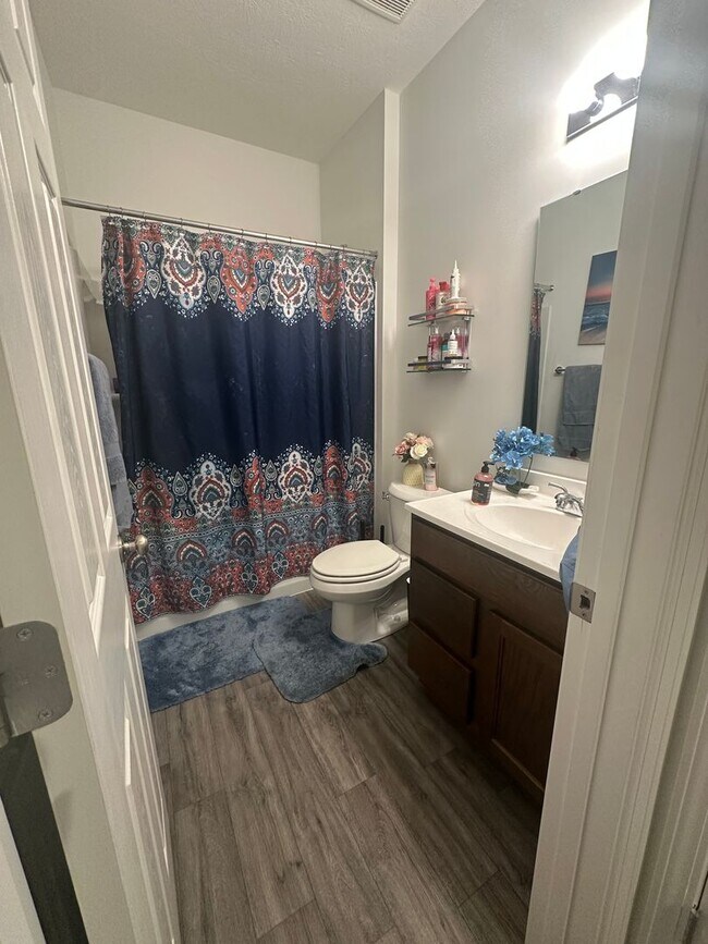 Building Photo - Available NOW - 5 bedroom, 3 full bathroom house - $3,300/month