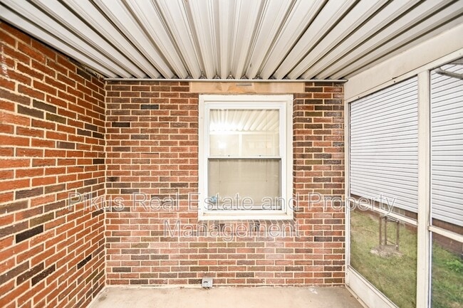 Building Photo - 919 Clarendon Ave NW