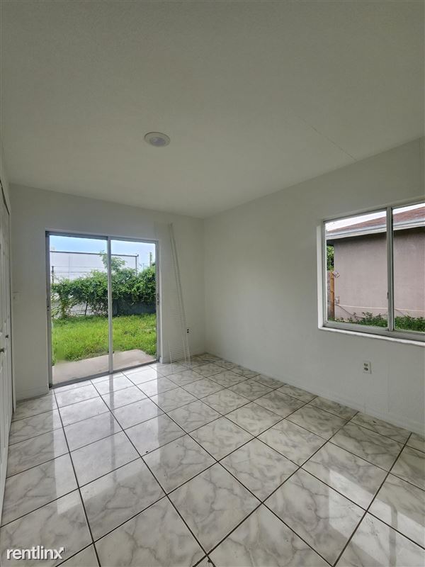 Building Photo - 4 br, 2.5 bath House - 2100 NW 76th St # 1...