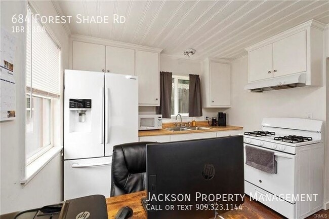 Building Photo - 1 BEDROOM HOUSE