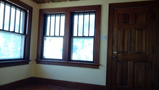 Foto del edificio - Now leasing for MAY 2026! Check out our 4 bedroom/3 bath house in Cedar Falls!