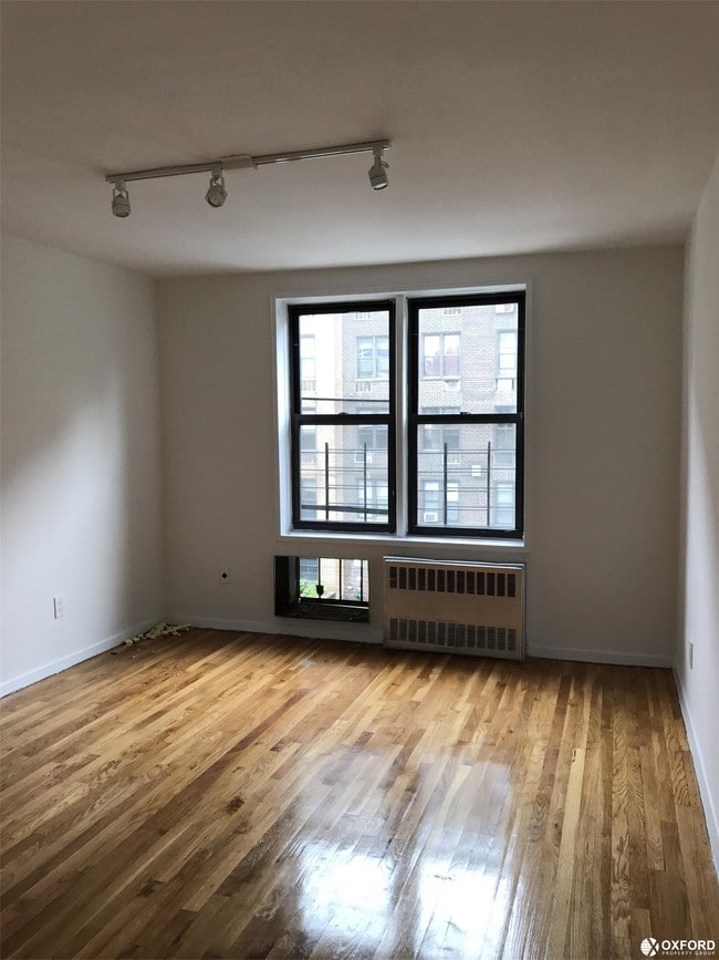 Building Photo - 925 E 14th St