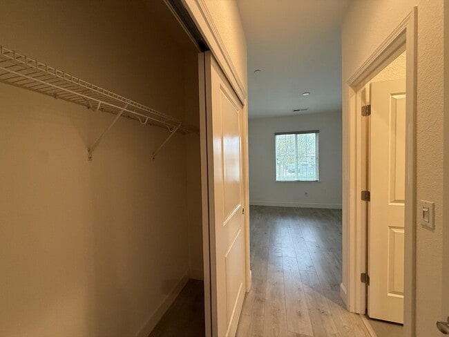 Foto del edificio - Modern 4-bedroom 3-bath available in Elk Grove