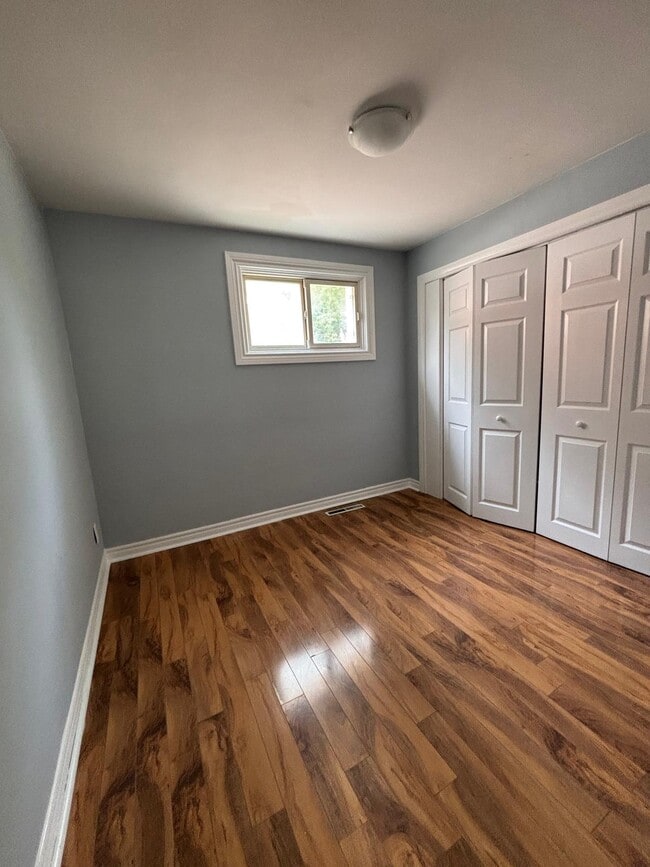 Building Photo - 85 Centre St W