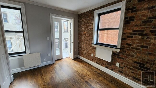 Building Photo - STUNNING MIDTOWN WEST 3 BEDROOM - WON'T LA...