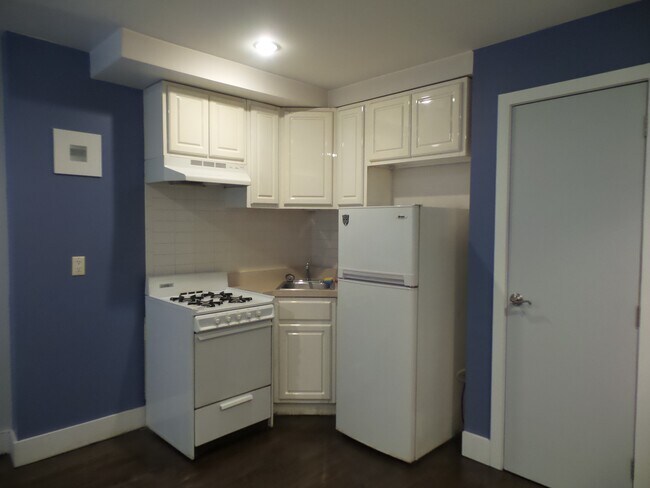 Building Photo - Charming Townhouse Studio