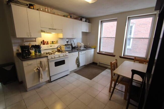 Building Photo - 3.0 bedroom in Cambridge Massachusetts 02139
