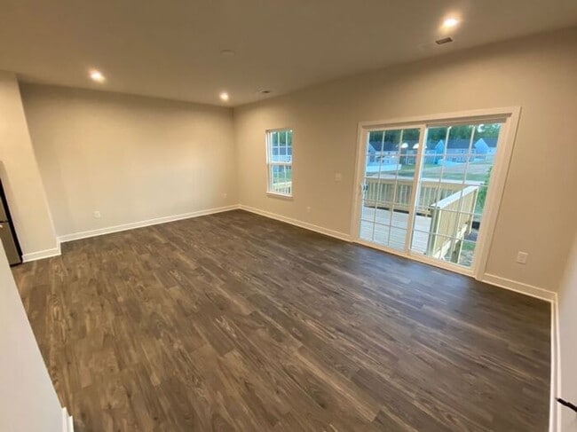 Building Photo - LIKE-NEW 3bed 3.5bath Townhome Near Costco...