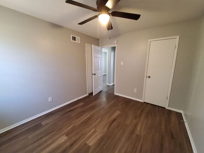 Foto del edificio - 5286 Broken Oak Dr