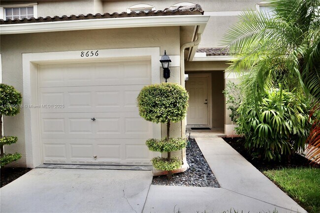 Building Photo - 8656 Southgate Shores Cir