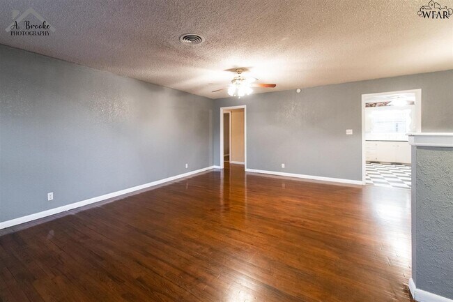 Building Photo - 501 W Texas Ave