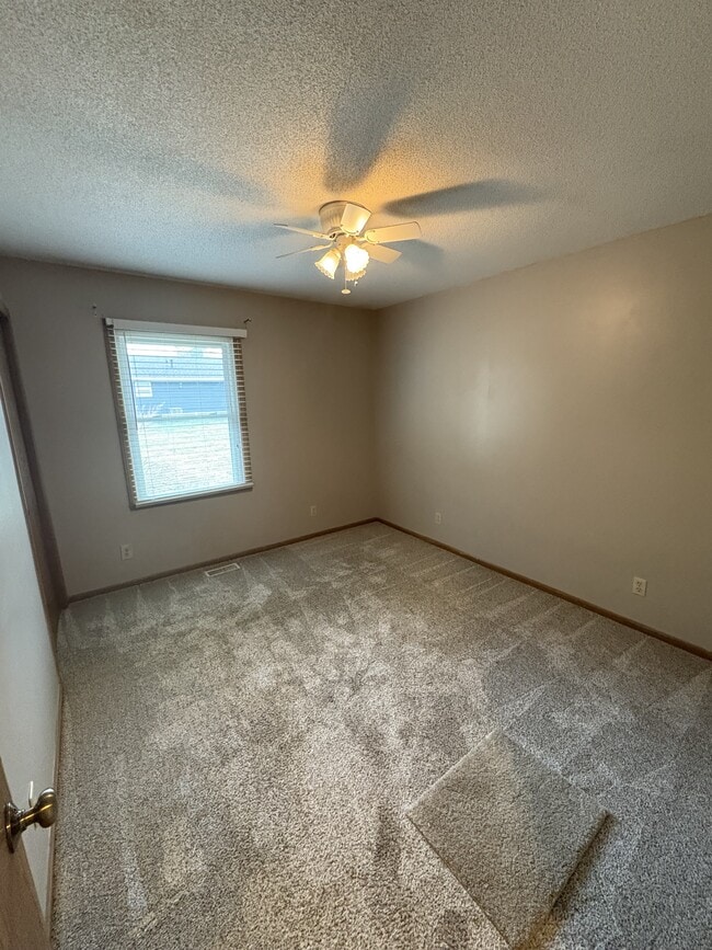 Building Photo - 402 Rolling Green Dr