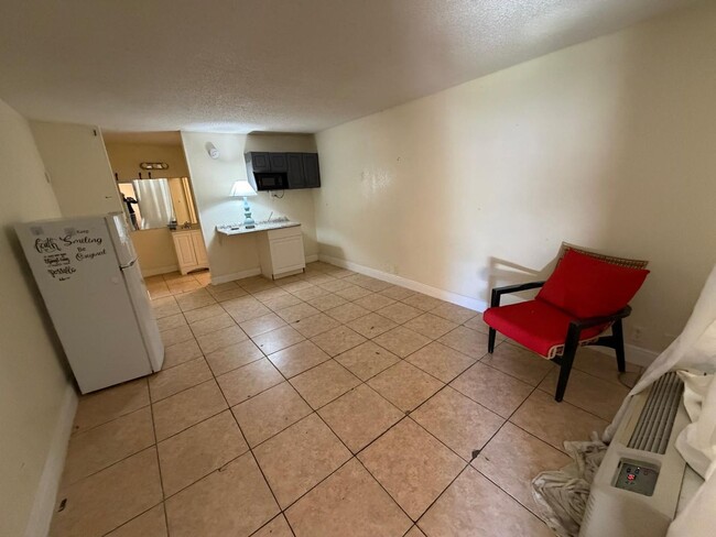 Building Photo - Best Deal in the Area! Newly renovated studio apartments - all utilities included!