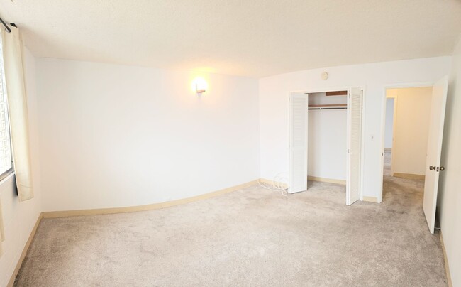 Building Photo - Waikiki Liliuokalani Plaza 2 Bedroom 2 Bat...