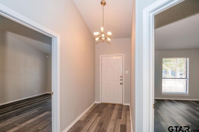 Building Photo - 5919 Hollytree Dr