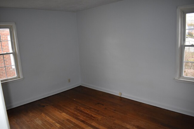 Building Photo - Charming 2 Bed, 1 Bath Gem: Your Dream Hom...