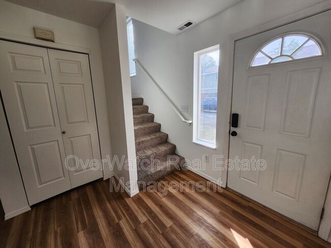 Building Photo - 705 Pearl Dr