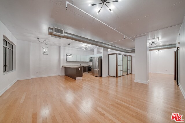 Building Photo - 645 W 9th St