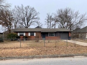 Building Photo - 1509 Rolling Oaks Dr