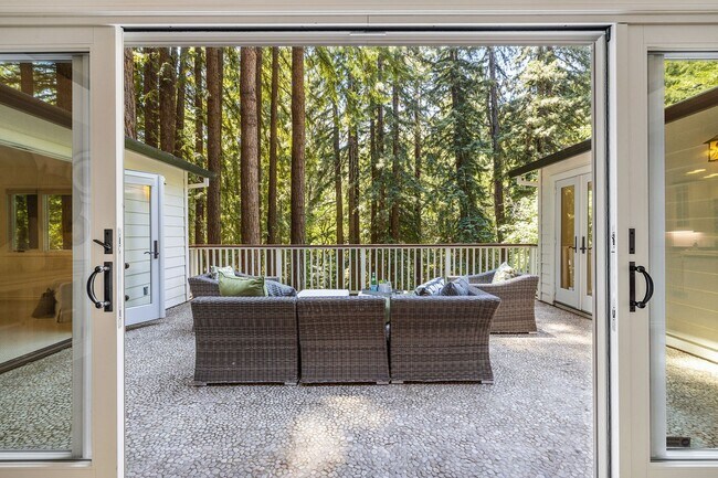 Building Photo - STUNNING FOUR BEDROOM HOME IN BLITHEDALE C...