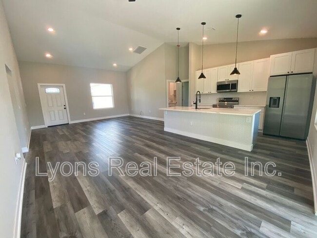 Building Photo - 302 Albatross Rd