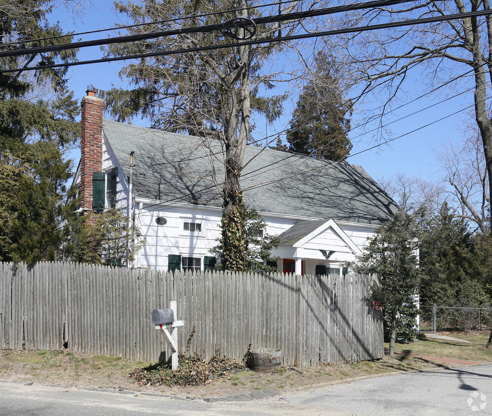 Primary Photo - Baylis House Apartments