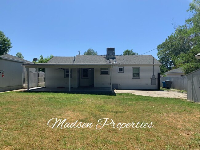 Foto del edificio - 2490 McClellan Ave