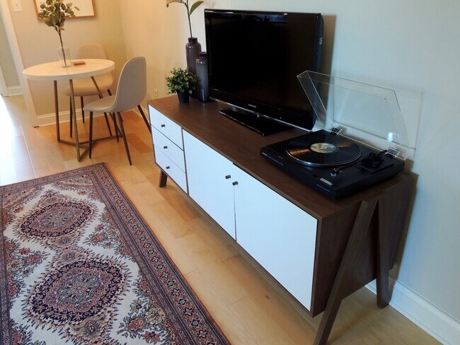 Foto del edificio - 2237 Farrington Avenue, Unit 201