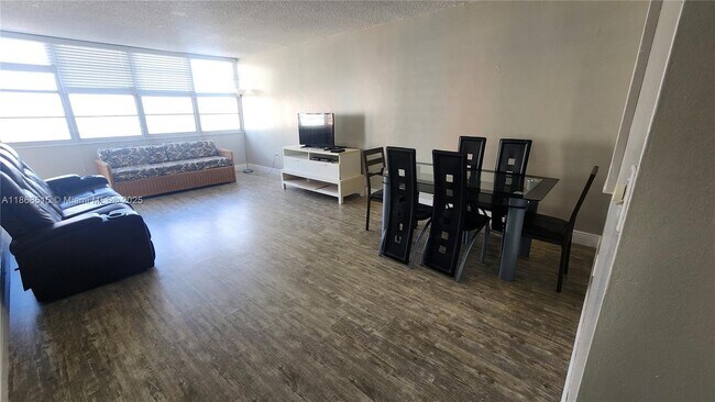 Building Photo - 1351 NE Miami Gardens Dr