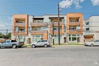 Building Photo - 2827 Manor Rd