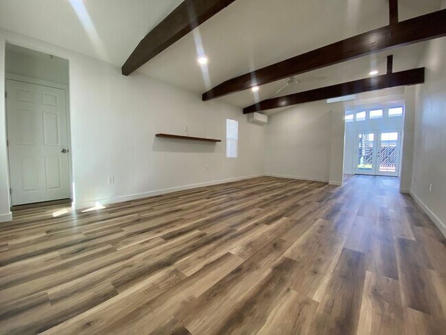Foto del edificio - Stunning 2 Bed / 2 Bath Home Near Lake Murray!