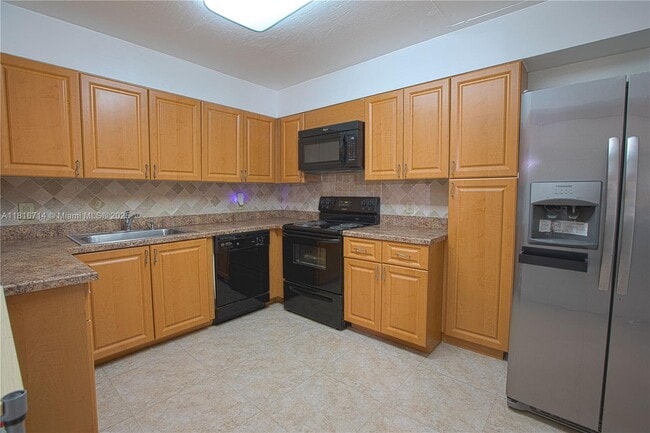 Building Photo - 491 Racquet Club Rd