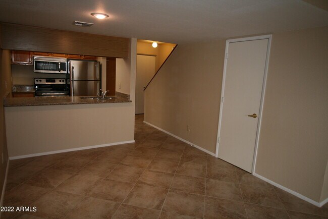 Building Photo - 2049 W Bloomfield Rd