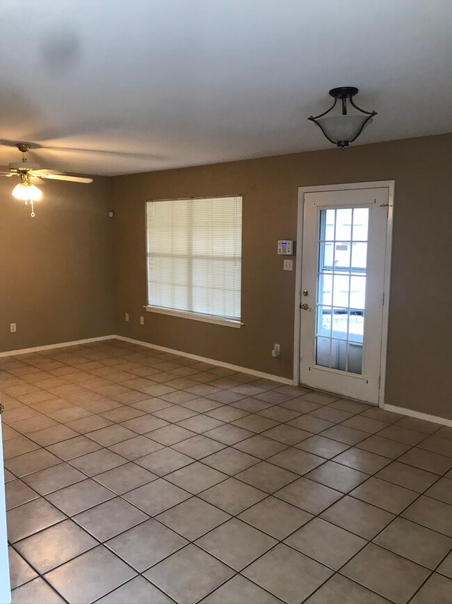 Building Photo - 467 Redbud Cir